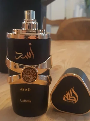 Lattafa Asad  parfym - parfymen är använd endast fåtal gånger!
