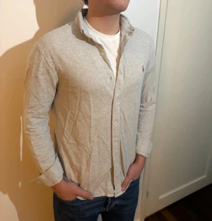 Ralph lauren skjorta - En stilren Ralph Lauren skjorta med otroligt fin passform, skicket är fantastiskt bra och inga defekter. Hör av er vid frågor mvh!