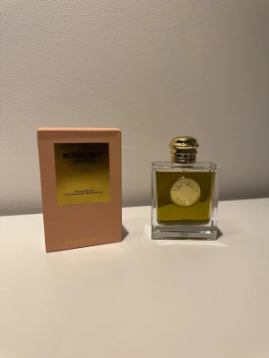 Burberry Goddess Edp 100ml - Burberry Goddess Eau de Parfum, 100 ml. Endast testat spraya 1-2 gånger.