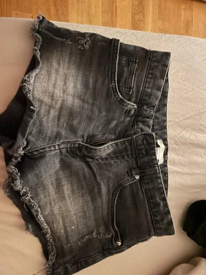 Svarta low waist jeans shorts  - Svarta jeansshorts från Hm som jag lite gråa toner i sig 