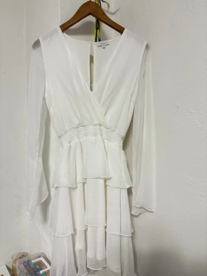 Studentklänning  - Säljer min klänning från min student mottagning! Den är använd endast en gång och helt utan defekter! 