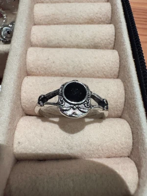 Ring - En ring med fina detaljer på.