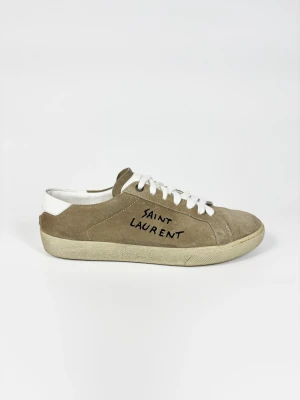 Saint Laurent Court Classic skor - | Säljer ett par Saint Laurent Court Classic sneakers i riktigt bra använt skick. | Storlek: 40 | Dustbag ingår | Hör av dig vid frågor eller funderingar.
