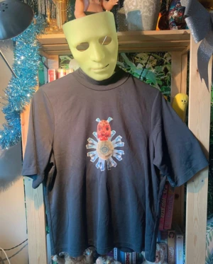 Väldigt unik tröja med turtleneck - T-shirt i storlek XL med turtleneck och jätteskönt material med ett tryck som jag gjort utav konstverk jag skapat :)  perfekt för den som vill ha något otroligt unikt då det enbart finns en i hela universum 😎🥳😎