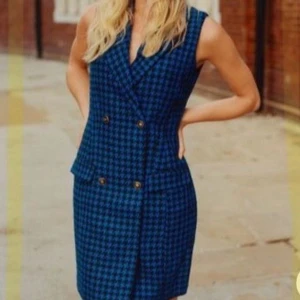 Winter tweed klänning kavajmodell - New with label. Ärmlös tweed klänning i kavajmodell från Orsay. Klänningen har en blå och svart hundtandsmönster och guldiga dekorativa knappar framtill.   Sleeveless tweed dress in a blazer style from Orsay. The dress has a blue and black houndstooth pattern and gold decorative buttons at the front.