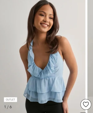 Ljusblå volang topp  - säljer denna superfina topp från Nelly i storlek S. På bild 3-4 ser ni hål ett finns fram och ett bak. Tyvärr tog min syster sönder tröjan när hon var utomlands. Men eftersom de volang så täcks hållen som ni ser på bild 5-6 så ser ni att hållen ej syns och om ni vill ha bättre bilder löser jag det direkt!💞ni kan ju även sy igen hålen men det är inget jag kan göra åt er tyvärr, så ni får lösa det❤️ den är även slutsåld på Nelly i storlek S.🫶🏼 nypris:349kr