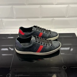 Gucci Ace skor  - Gucci Ace skor i nyskick | Storlek 8 vilket motsvarar 42, fråga om innermått vid osäkerhet | Garanterad äkthet | Ingår: endast skorna | Hör av dig vid frågor eller funderingar!