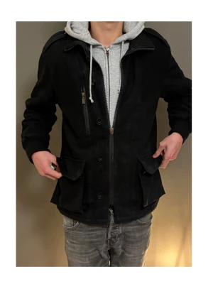 Svart jacka med dragkedja och knappar - Svart jacka med både dragkedja och knappar framtill, ribbade muddar och flera fickor. Klassisk krage och axelklaffar ger en clean look. Jackan har en rak passform och är perfekt för lager-på-lager-stil. Materialet känns slitstarkt och passar till höst och vinter.