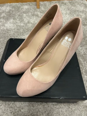 Rosa pumps från Even & Odd, storlek 39 - Snygga pumps i gammalrosa från Even & Odd, storlek 39. Skorna har rund tå, hög klack och är klädda i mjuk mocka-look. Perfekt för dig som vill ha en stilren och feminin sko med plattform och klassisk design. Boxen medföljer
