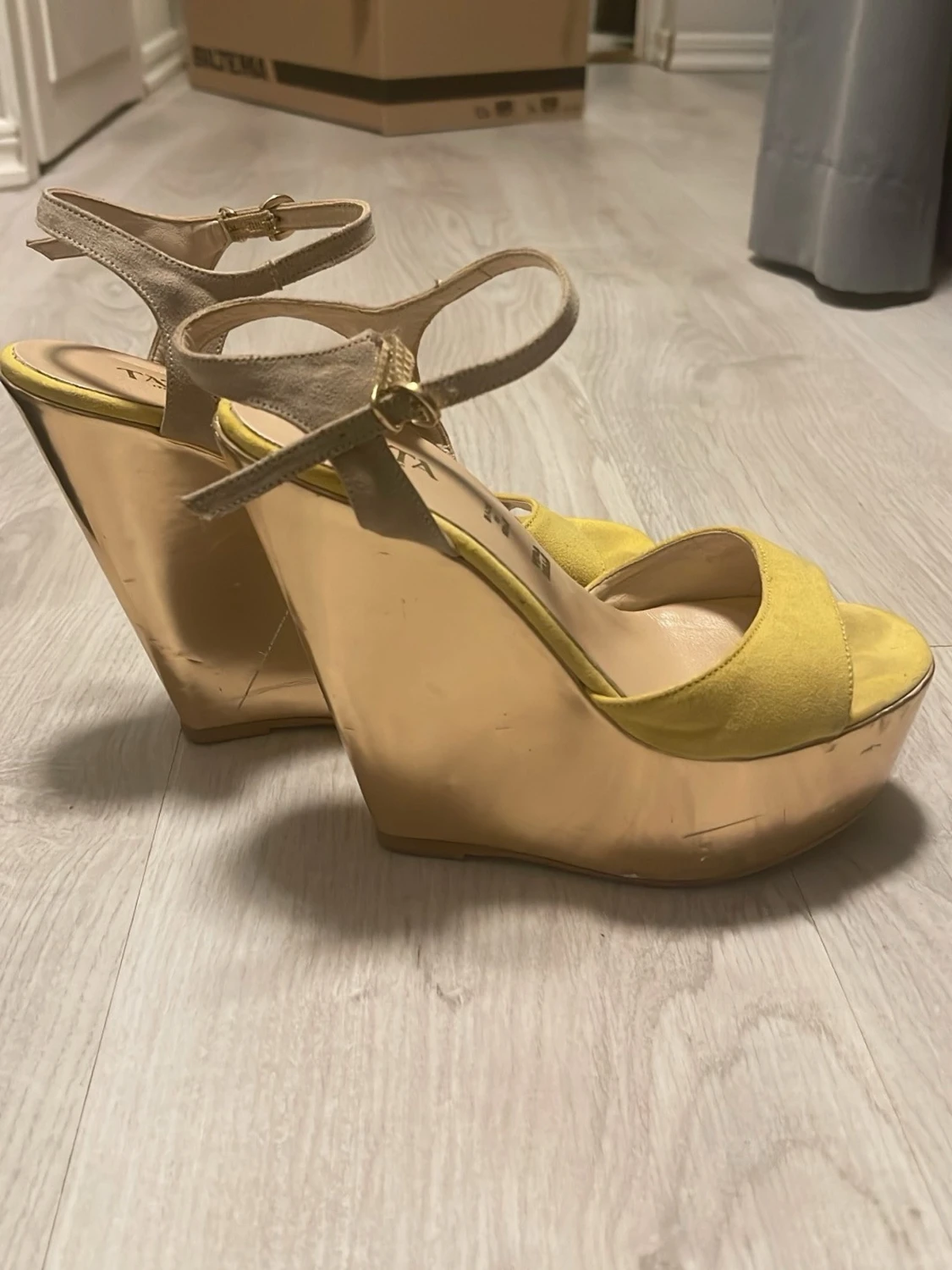 Guldiga platåsandaler med gul mocka - 3