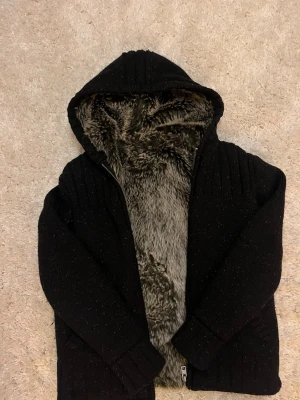 Hoodie med päls - Tja säljer nu min stört feta hoodie med päls! || Den är varm och extremt snygg, passar grymt till vintern. || Inga defekter ✅ || Modellen är 179 ||