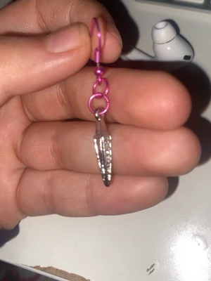  Stockholms coolaste och Grischigaste örhängen SÄLJS SOM PAR -  Wow hörni, Vem kunde veta att ett par örhängen kunde ge mig så mycket confidence, Synd att jag måste bli av med dem jag älskar dem men jag måste ha mer plats nu dags för en ny tjej att ta  över de här örhängena och visa vem som äger dom🥹😎❤️