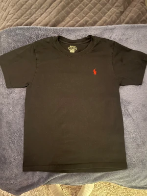 Svart t-shirt från Polo Ralph Lauren - Svart Ralph lauren t shirt, knappt använd pga för liten nu. Storlek: Xs ( 170 cm )    