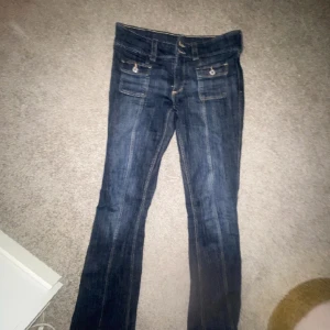 Jeans  - Jag säljer ett par jeans från h&m som jag köpte här på Plick! Första bilden är från hon jag köpte dem av❣️ dem har inga fickor där bak men har ingen bild på det bakifrån,men dem är i ett jätte bra skick!! Skriv vid fler frågor❤️