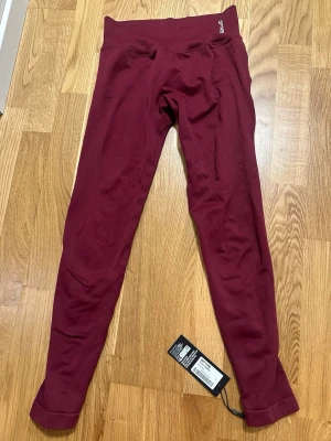 Vinröda leggings från DFYNE - Snygga  leggings från DFYNE i färgen winter berry, helt nya med prislapp kvar, storlek S, slut i storlek på hemsidan 