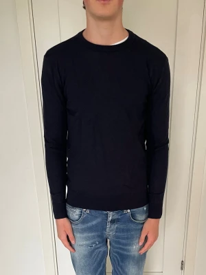 John Henric tröja  - Säljer nu denna mörkblåa John Henric tröja som är riktigt bra skick, skriv för fler bilder/frågor🙌🏼