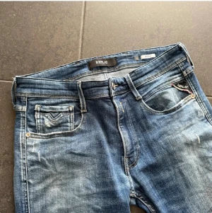 Replay Anbass jeans blå, storlek 32 - Ny pris 1700-2000kr Vårt pris 650kr Replay Anbass jeans i blå tvätt Slim fit / stretch Storlek: 32 Skick: 8/10 (normalt slitage, se bilder) Inga större defekter 100% äkta Snabb frakt🤩                                       Tveka inte på att höra av dig🌟