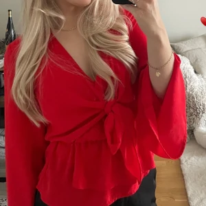 Röd knytblus - Använd 1 gång, stor i storleken, egentligen en xxs men passar mig som vanligtvis bär xs-s🩷