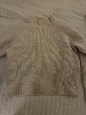 stickad  Weekday XS - Säljer en beige stickad polotröja från Weekday i storlek XS. Säljer den för den är för liten för mig 