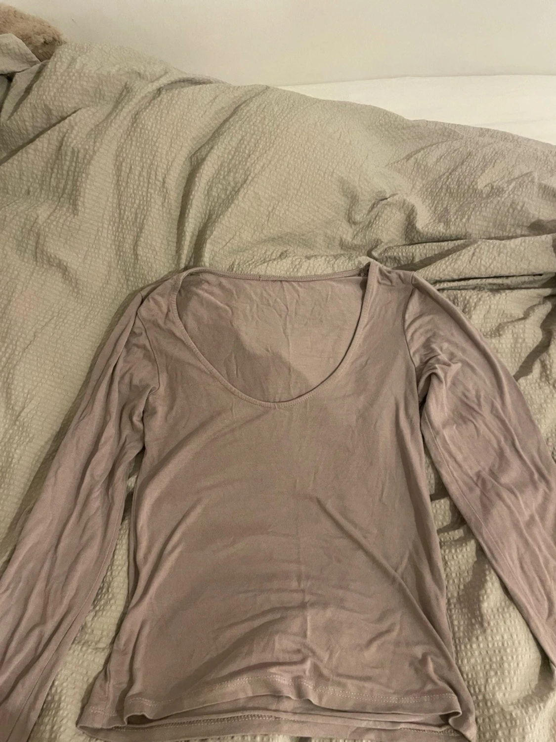 Beige långärmad topp med v-ringning