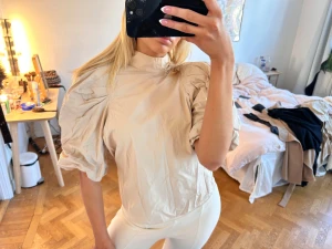 topp med puffärm  - jättesöt 