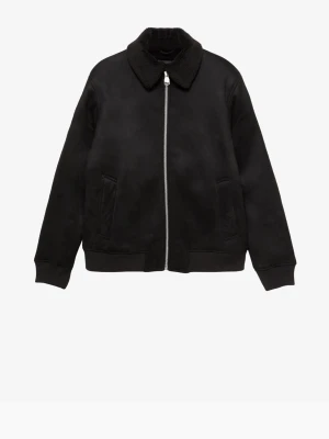 Svart jacka  - Svart jacka från Pull and Bear med mjuk krage i fuskpäls och silverfärgad dragkedja framtill. Jackan har två fickor med dragkedja och ribbade muddar vid ärmslut och nederkant. Perfekt för kalla dagar men även för våren. Jackan är i bra skick, lite dammfläckar då den ej används mycket men går bort enkelt.