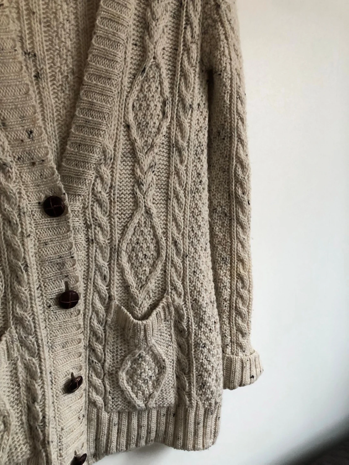 Flätstickad kofta i 58%ull - 2