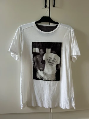 Vit Limitato T-Shitt - Vit Limitato T-Shirt med tryck på Muhammed Ali och hans citat ”Float like a Butterfly, sting like a Bee”