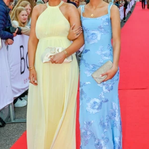 Ljusgul långklänning från Nelly - Supersnygg ljusgul långklänning från NLY med halterneck och glittriga detaljer på axelbanden. Klänningen har ett mjukt, flytande tyg i polyester och markerad midja. Perfekt för balen! 