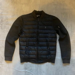 Svart cardigan jacka från Polo Ralph Lauren  - Jag Säljer en fet jacka från Polo Ralph Lauren | skicket på tröjan är bra 8/10  | storlek M| ny pris 3000: mitt pris är 1099 | skriv vid frågor och funderingar  