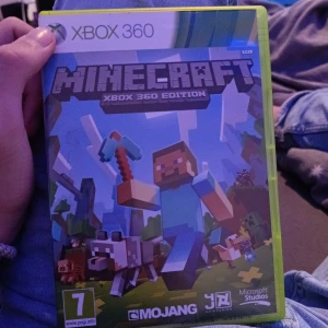 Minecraft Xbox 360 Edition - Minecraft Xbox 360 Edition i originalfodral med spelmanual och skiva. Skick: mycket bra, inga synliga repor eller skador på fodral eller skiva. Perfekt för dig som vill uppleva Minecraft på konsol med multiplayer och kreativt byggande. PEGI 7.