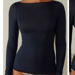 Mörkblå intimissmi - Säljer min mörkblåa intimissmi tröja då den nästan aldrig kommer till användning, deftekter vid ärmarna, skriv om du vill att jag ska skicka egna bilder ❤️