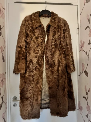 brun pälskappa - vintage kappa i äkta päls. så fin men tyvärr inte min stil. uppskattar till en storlek s. fint skick! se dem sista bilderna för hur färgen ser ut i dagsljus (svår att göra sig rättvisa på bild).