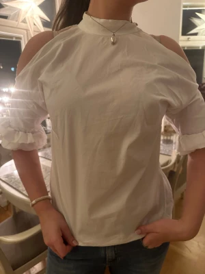 Vit blus - Vit snygg blus med öppna axlar.