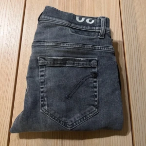 Gråa dondup jeans 30 - Säljer nu dessa otroligt eftertraktade dondup jeans i strl 30, skriv vid minsta fundering, pris går självklart att diskutera!