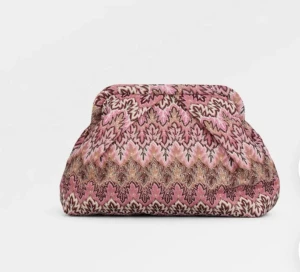 SÖKER, Rosa mönstrad kuvertväska By Malene Birger - SÖKER, skriv till mig här på plock om ni har en som ni kan tänka er sälja ❤️ps vill ha en i bra skick allra helst ny skick 🫰😝