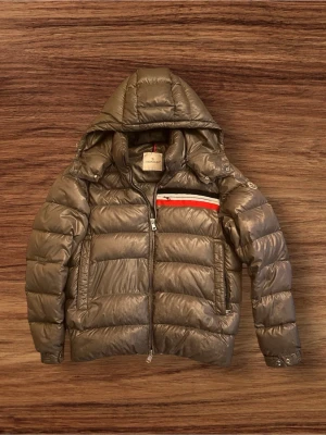 Moncler Mounier Giubbotto jacka  - Hallöö säljer denna riktigt goa moncler vinter jackan som sitter som en smäck nu när det börjar bli vinter😜Storlek 4 = M - L /Lite dåligt ljus i bilden skriv om du vill ha fler bilder //Skriv vid funderingar// Pris kan diskuteras vid snabb affär