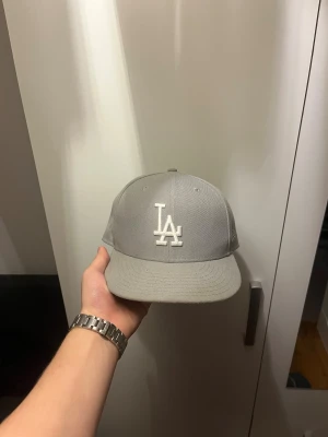 New era LA keps - Grå LA keps från New era, storlek 7, 5/8