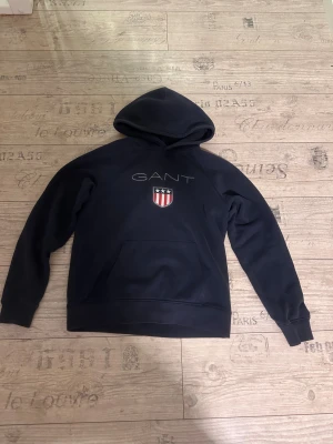 GANT hoodie  - Jag säljer nu min gant hoodie för att den kommer inte till användning. Köpte i en storlek för liten. Eftersom det inte gick att reklamera den så säljer jag den nu. Mitt pris är 350 och köpte den för 900 på rea