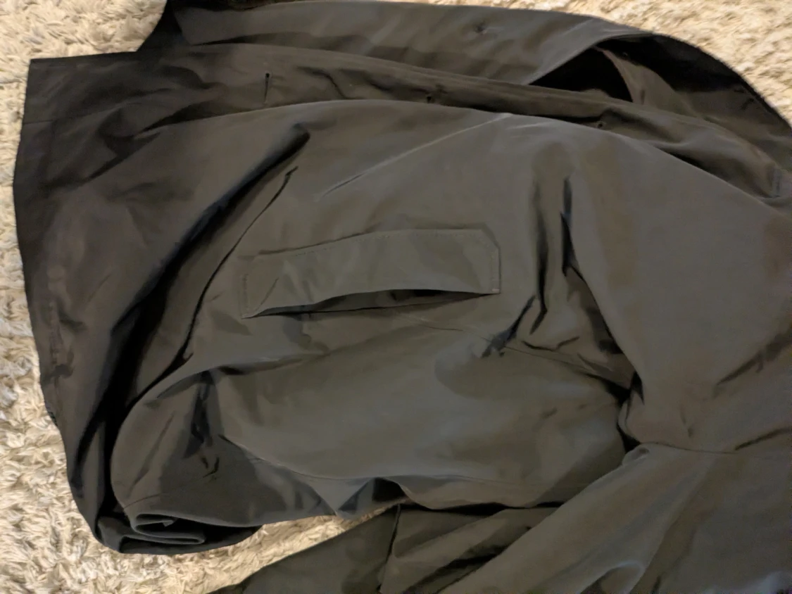 Svart rock från BOSS med knappar - 1