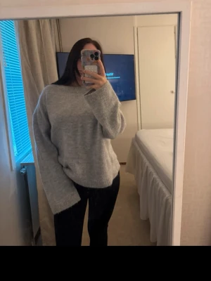 Grå stickad tröja från Gina Tricot - Mysig grå stickad tröja från Gina Tricot i storlek S. Tröjan har en loose passform med långa ärmar. Fint skick!!