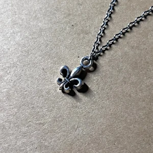 Minimal Silver Fleur de Lis - 1.3 cm hänge, 50 cm kedja. Rostfri