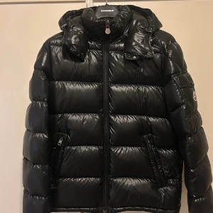 Moncler Maya svart - Moncler Maya svart i storlek 3. Skick 9/10. Kvitto finns! Priset är inte hugget i sten. 