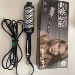 Magic Style Brush 38mm - Björn Axén Tools Magic Style Brush 38 mm med keramisk och turmalinbeläggning. Ger både styling och glans i ett drag. Produkten är i mycket fint skick, komplett med originalkartong och sladd. Perfekt för enkel och effektiv hårstyling hemma.