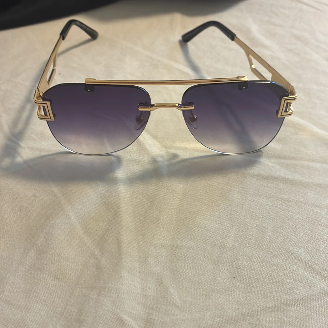 LouisVuitton guldiga solglasögon L.V - 4