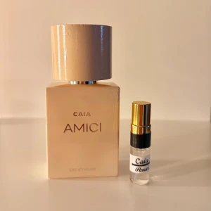 Amici 3ml - Parfymprov på 3ml av Caias Parfym Amici 🤎.                  Vid köp av 3 eller fler testparfymer skickar jag med 1 bonus test som jag har hemma 😊  Skickar alltid i bubbelplast med bubbelkuvert 📦