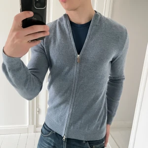 Stenströms full zip  - Stenströms full zip, sjuk passform och en riktigt najs full zip i allmänhet. Inga större defekter förutom ett håll som ni ser. Modellen är 180 cm 75 kg och bär M! 