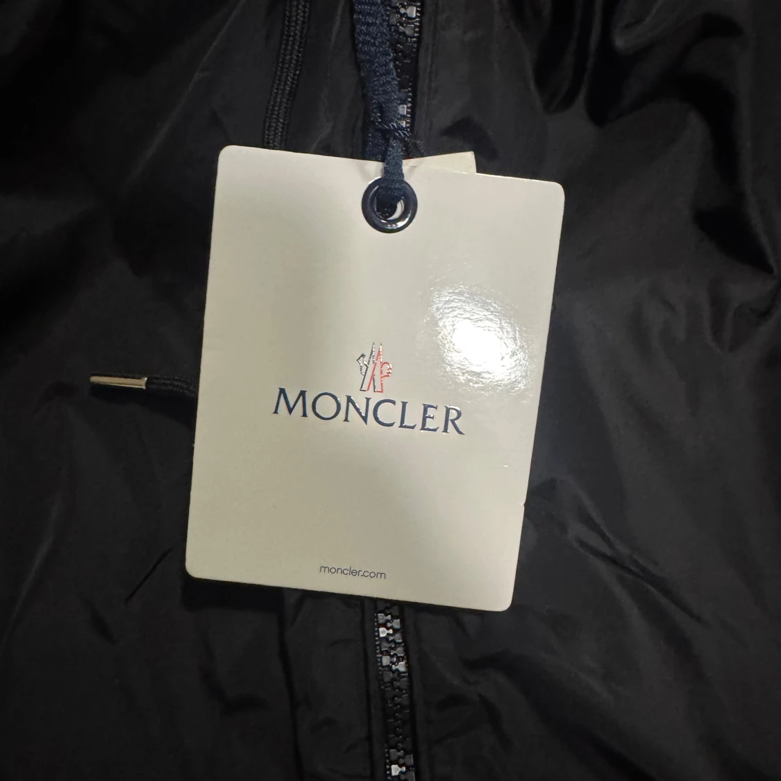 Svart vindjacka med huva - 4