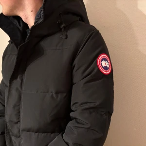 Canada Goose - Canada Goose jacka. Den jacka har näst intill inga tecken på användning. Passa personer som är mellan 174-177 cm långa. Är perfekt till vintern då den är väldigt varm och slittålig. Perfekt jacka till dig som behöver något varm i vinter. Skriv för fler bilder eller ytterligare frågor, priset går att diskuteras vid snabb affär