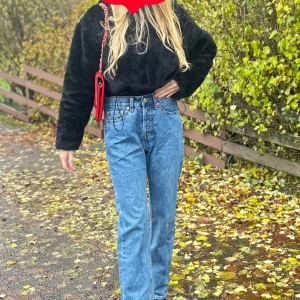 Vintage jeans  - Säljer ett par vintage jeans i ljusblå tvätt med hög midja och rak passform. Jeansen har  fickor, knappgylf och är tillverkade i slitstarkt bomullsjeans. Perfekta för dig som gillar en tidlös och chill stil.